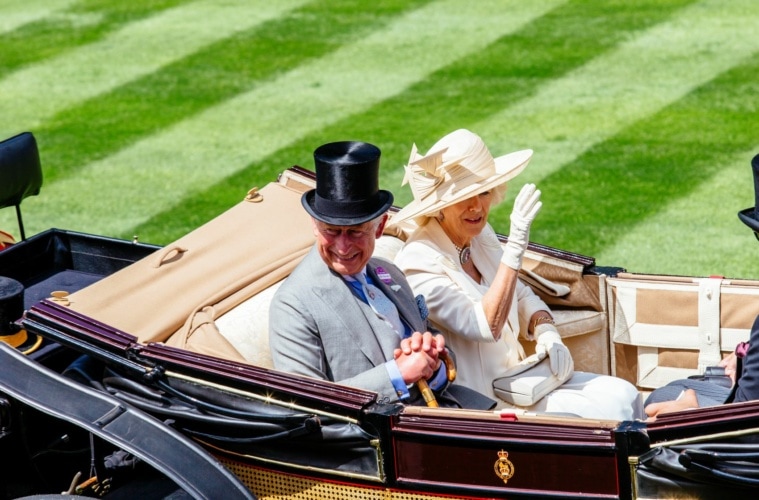 König Charles III und Gattin Camilla in einer Kutsche