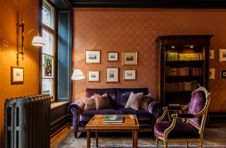 Sitzgruppe im Les Trois Rois in Basel