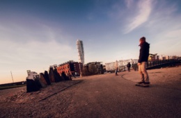 Skateboarder in Malmö, im Hintergrund Turning Torso