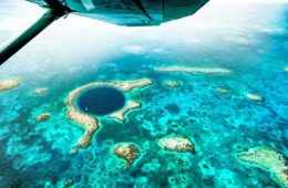 Blue Hole in Belize aus der Luft fotografiert