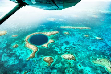 Blue Hole in Belize aus der Luft fotografiert