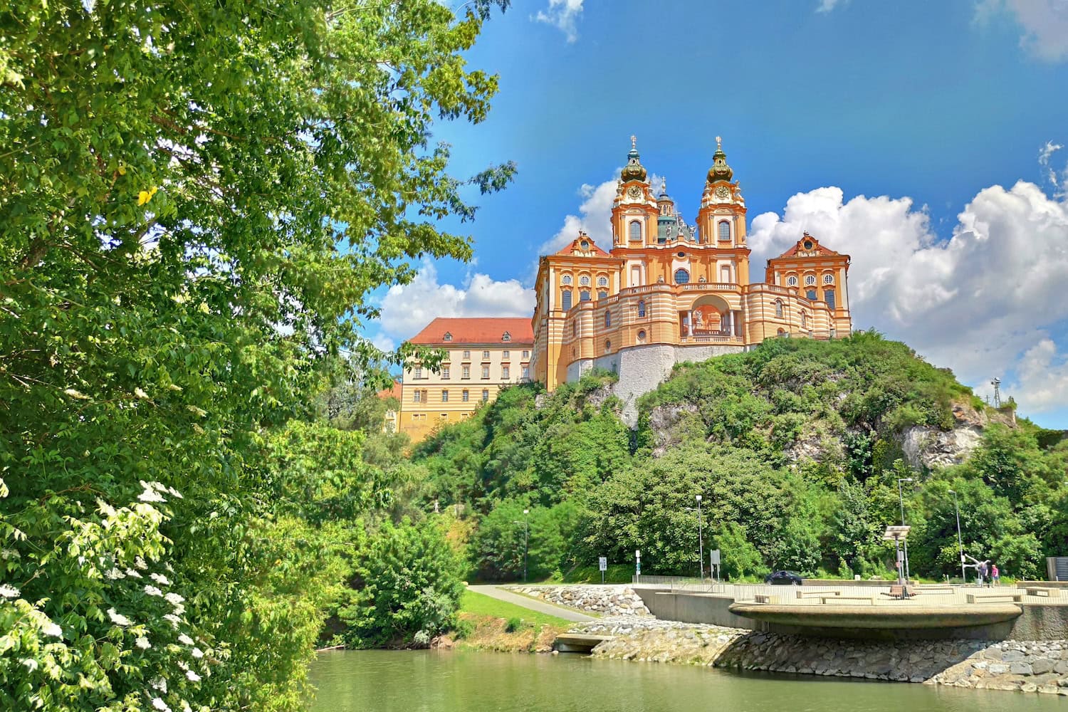 Donauradweg am Klosterstift Melk