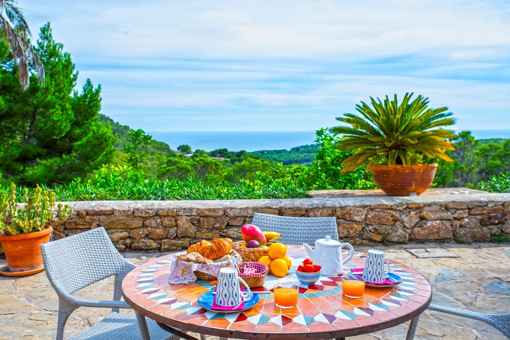 Frühstück auf Terrasse im Agroturismo Can Talaias auf Ibiza 