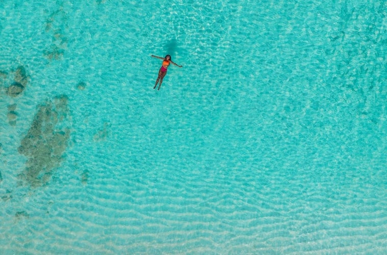 Frau floatet im Meer auf Aruba