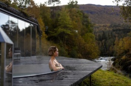 Frau in Pool im Juvet Landscape Hotel
