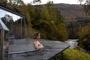 Frau in Pool im Juvet Landscape Hotel