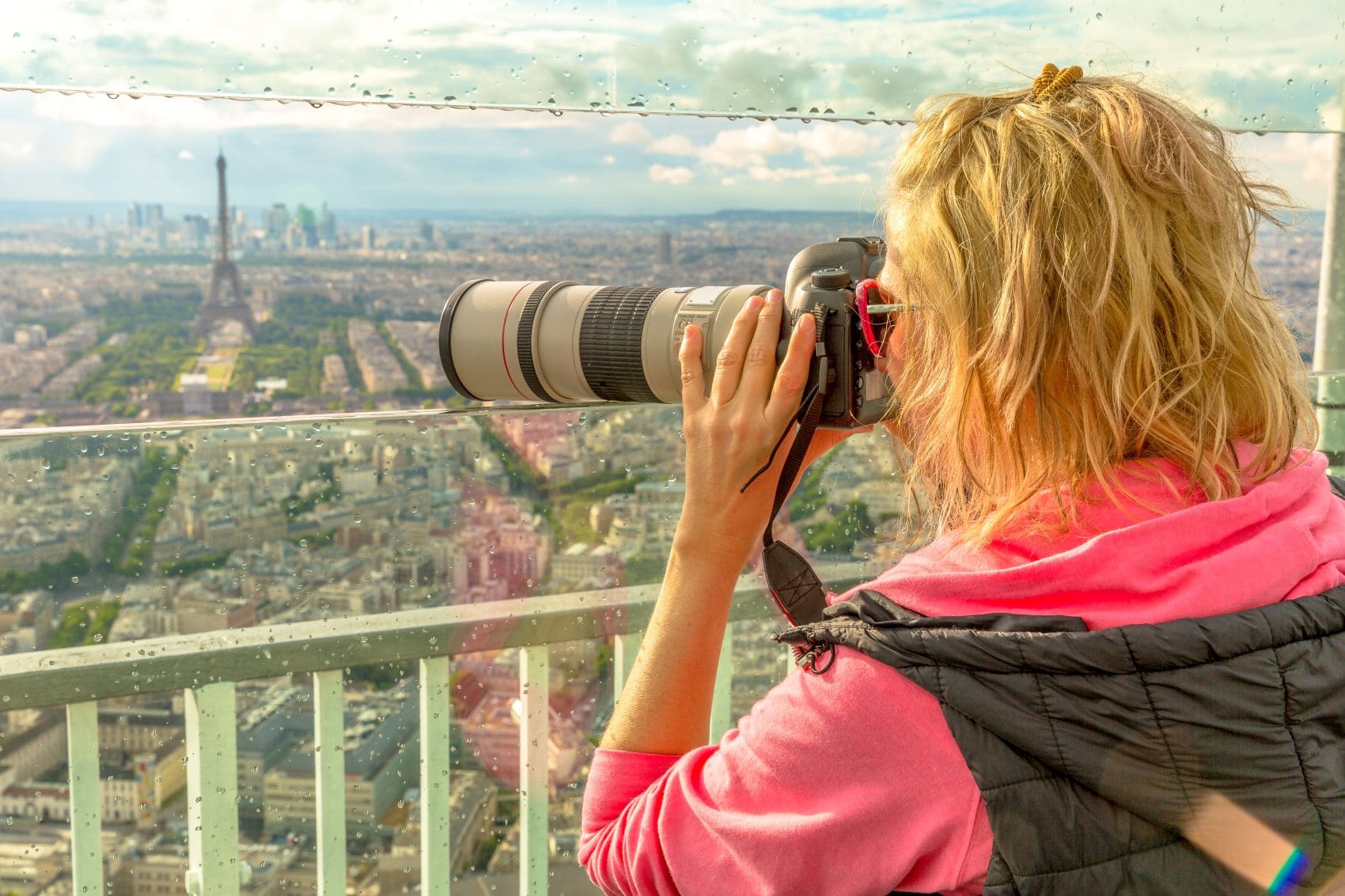 Frau macht Foto von Aussichtsplattform des Tour Montparnasse in Paris 
