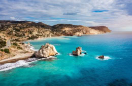 Blick aus der Ferne auf den Felsen der Aphrodite auf Zypern