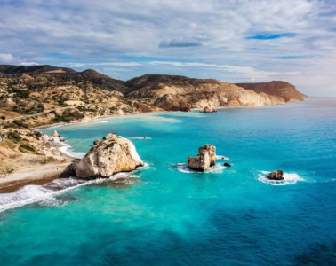 Blick aus der Ferne auf den Felsen der Aphrodite auf Zypern