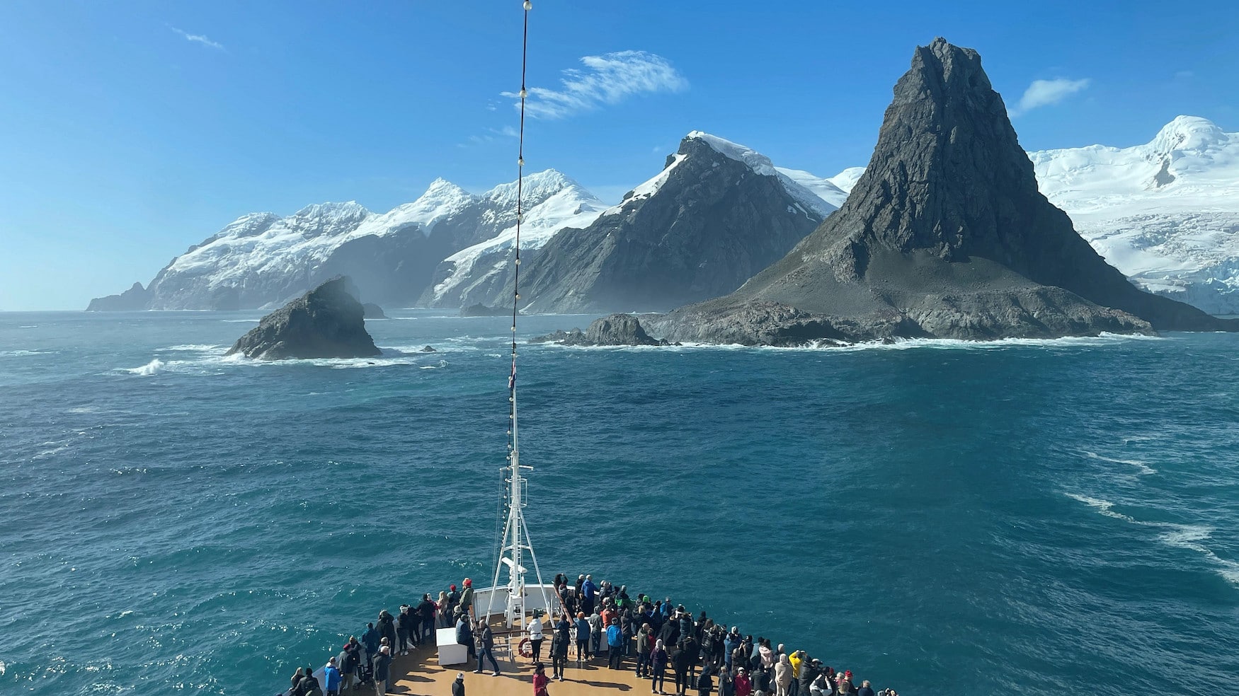 ein Schiff der Holland America Line in der Antarktis