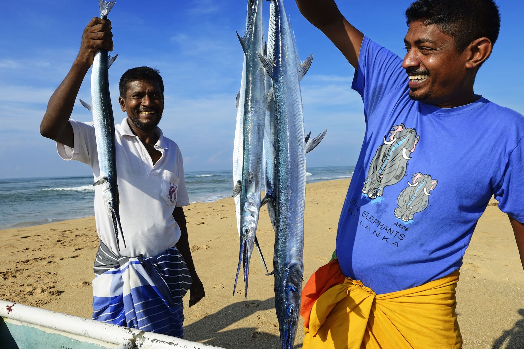 Fischer am Strand von Tangalle mit Barrakudas, Asien