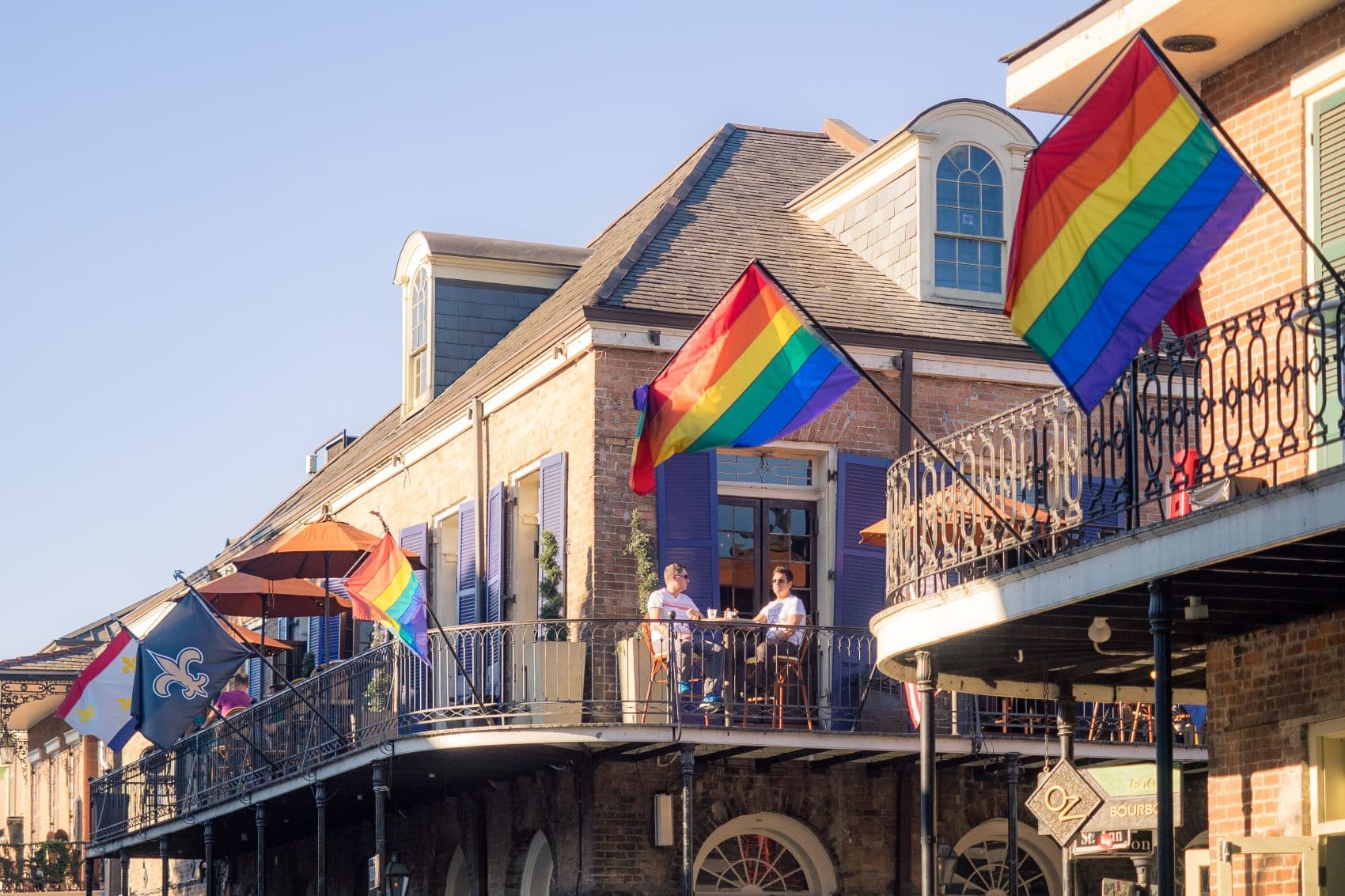 Regenbogen-Flaggen an Gay Bars in New Orleans 