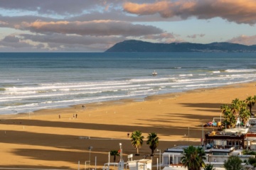 Strand und Promenade in Rimini bei Sonnenuntergang – eine der schönsten Sehenswürdigkeiten an der Adria