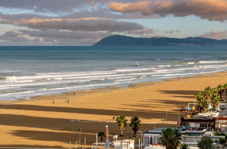 Strand und Promenade in Rimini bei Sonnenuntergang – eine der schönsten Sehenswürdigkeiten an der Adria