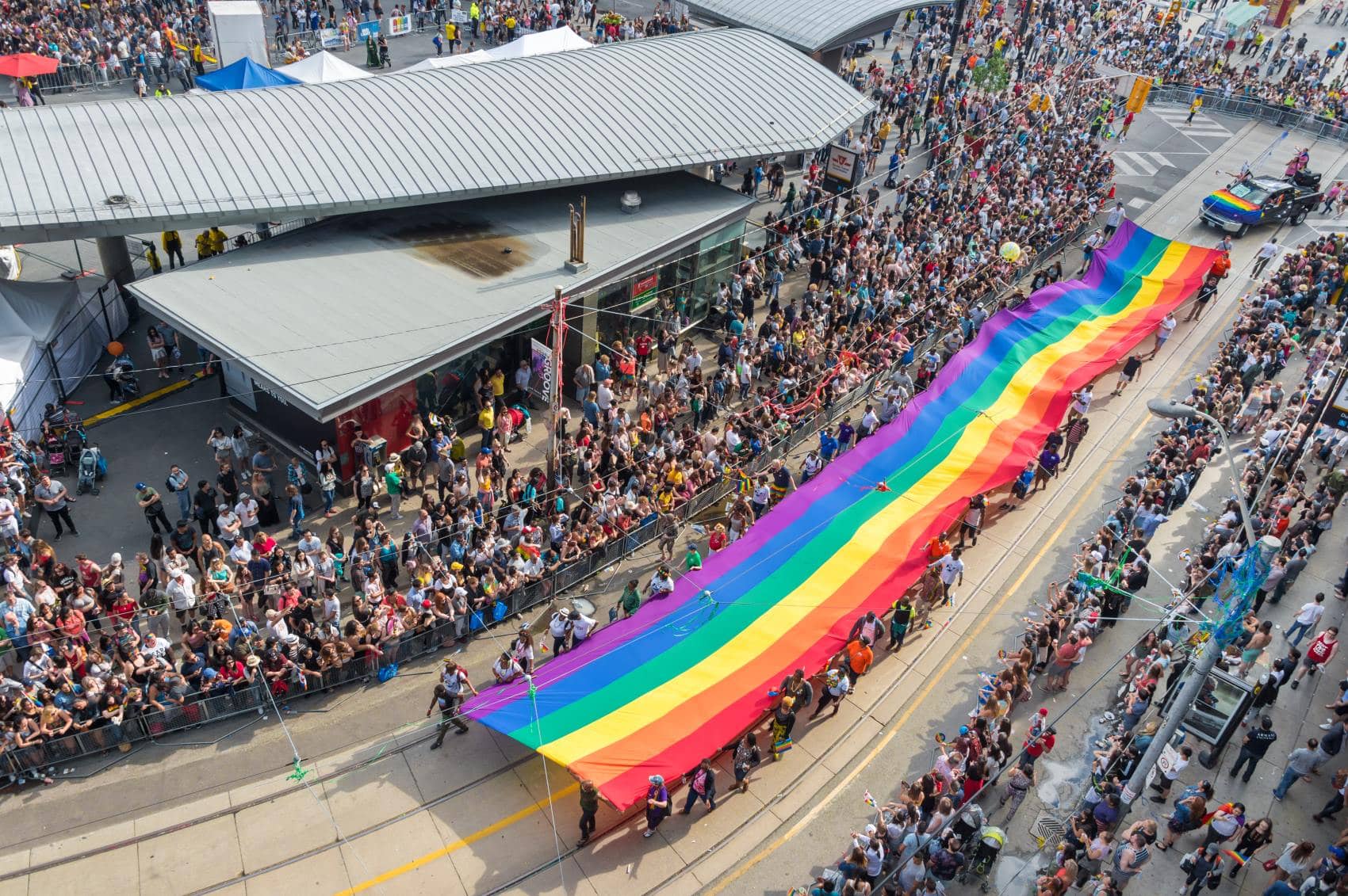 Riesige Regenbogen-Flagge beim Toronto Pride 
