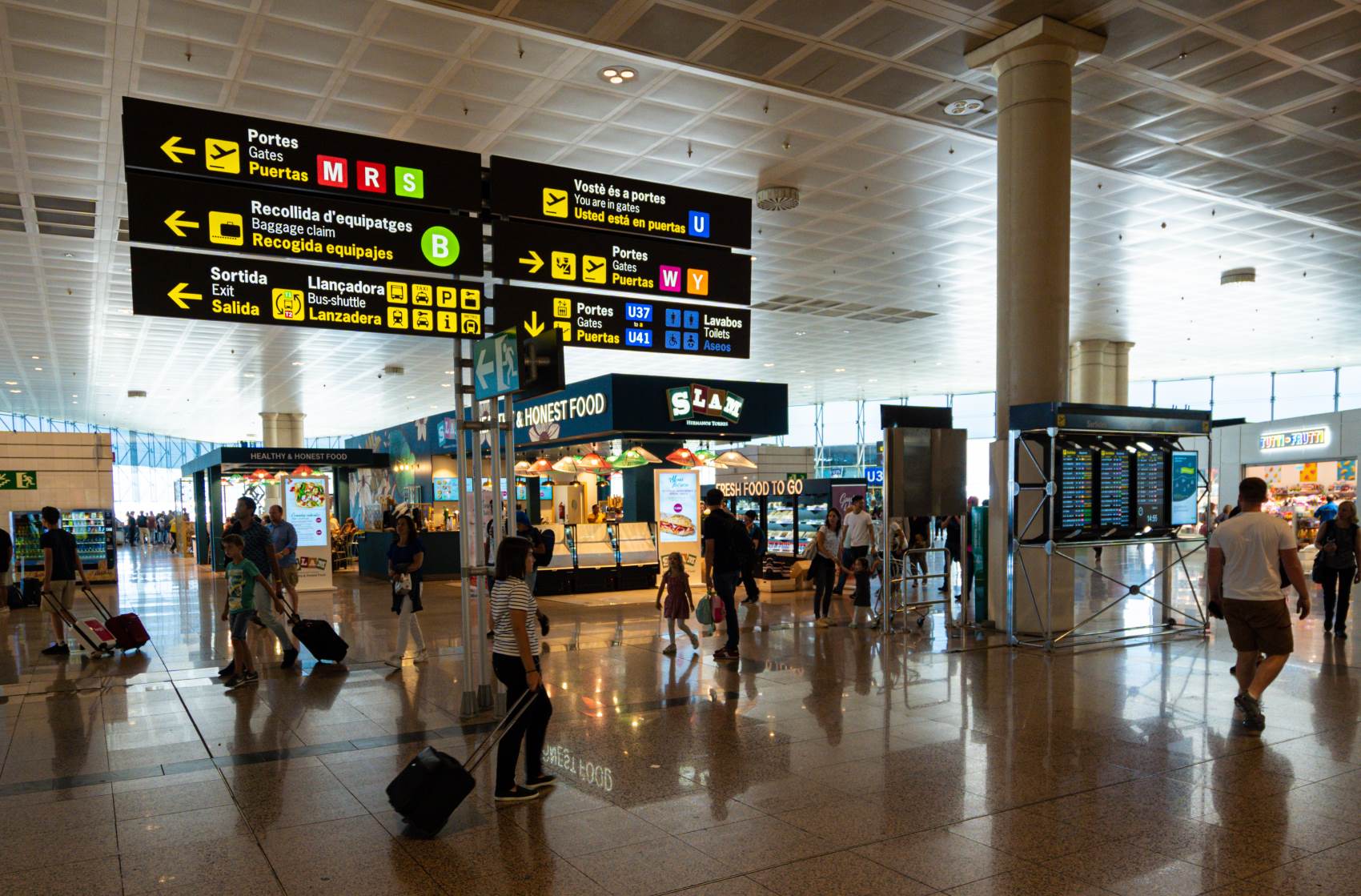 Passagiere im Terminal Barcelona Airport 