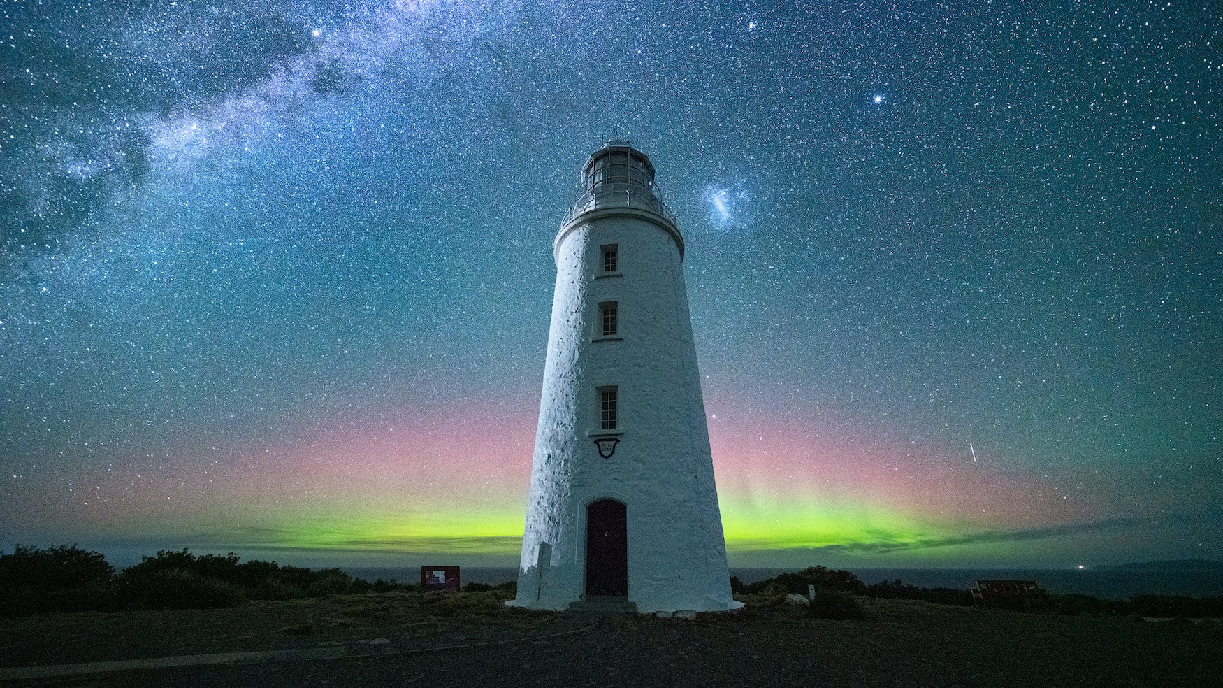 Leuchtturm und Aurora Australis