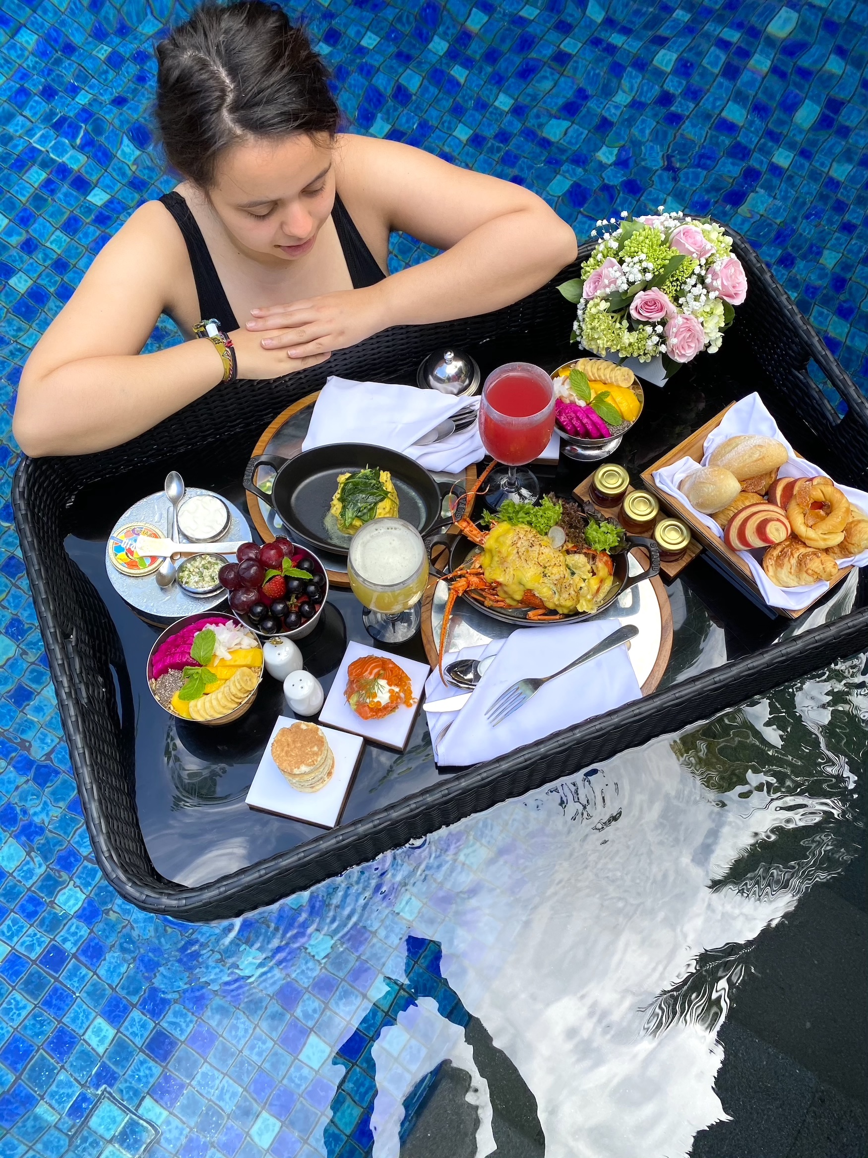 im Pool mit Floating Breakfast