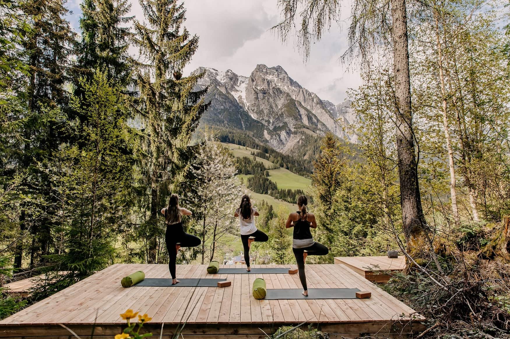eine Gruppe Frauen macht Yoga in den Bergen