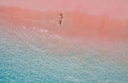 Frau an pinkem Strand in Indonesien