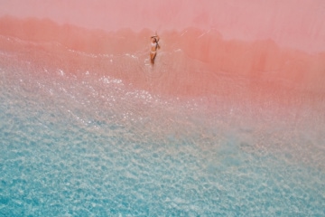 Frau an pinkem Strand in Indonesien
