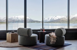 Lobby-Bereich mit Ausblick im Moxy Hotel Tromso