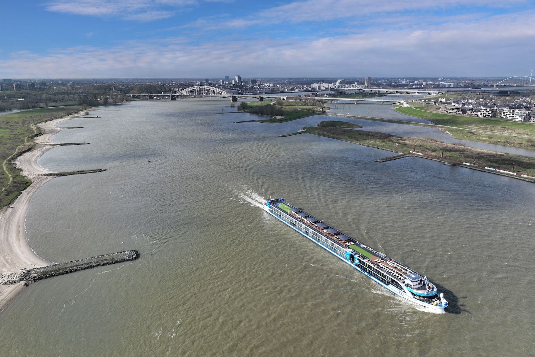 Viva cruises vor Nimwegen mit der Drohne