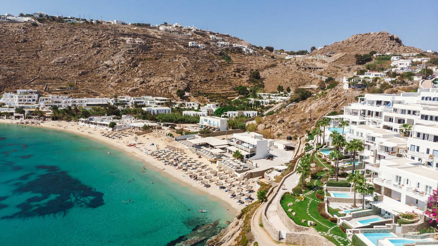 Nammos Beach Club in Mykonos mit einer Drohne vom Wasser aus gesehen