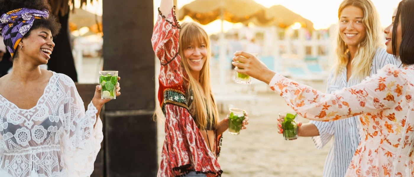 Frauen tanzen in einem Beach Club auf Mykonos