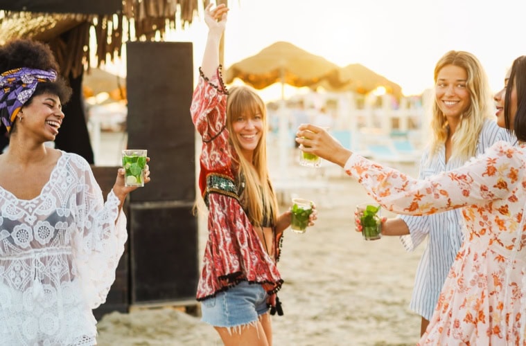 Frauen tanzen in einem Beach Club auf Mykonos