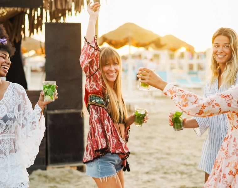 Frauen tanzen in einem Beach Club auf Mykonos