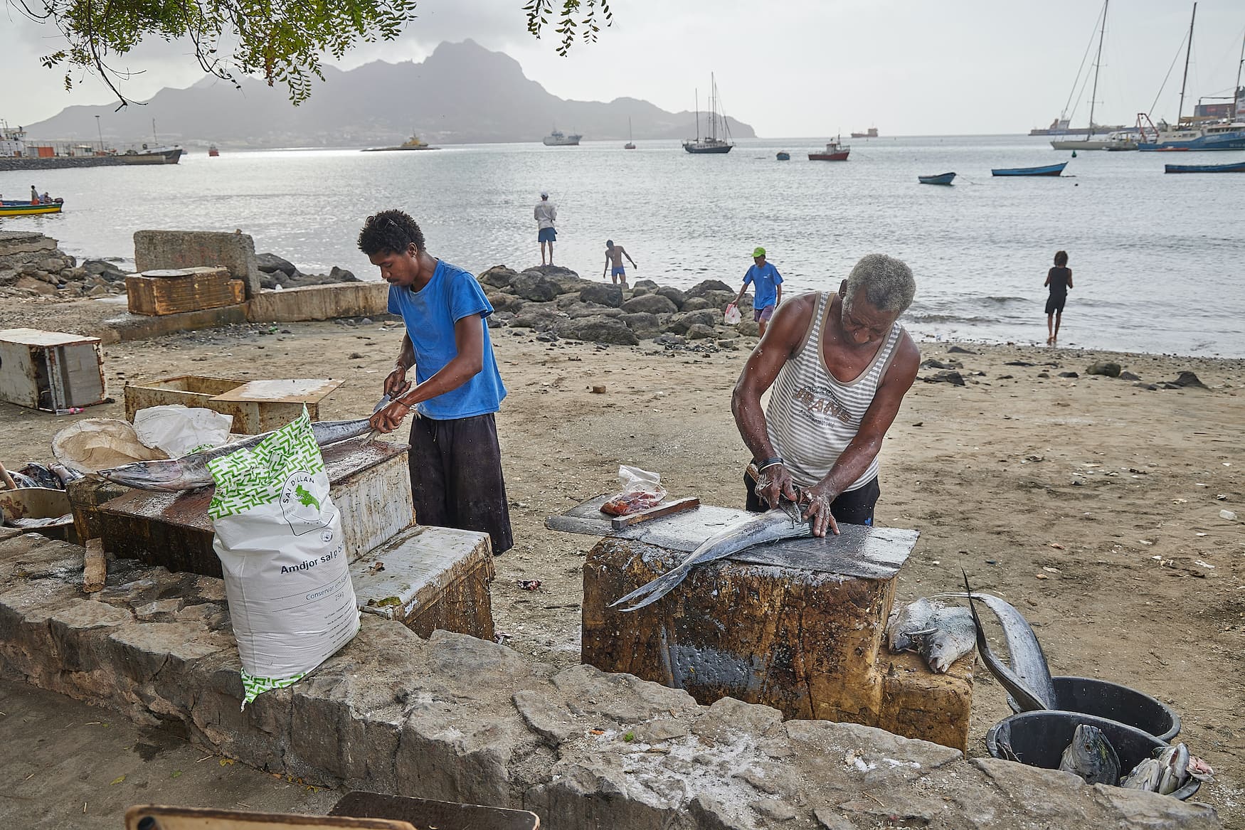 Fischer am Hafen von Mindelo