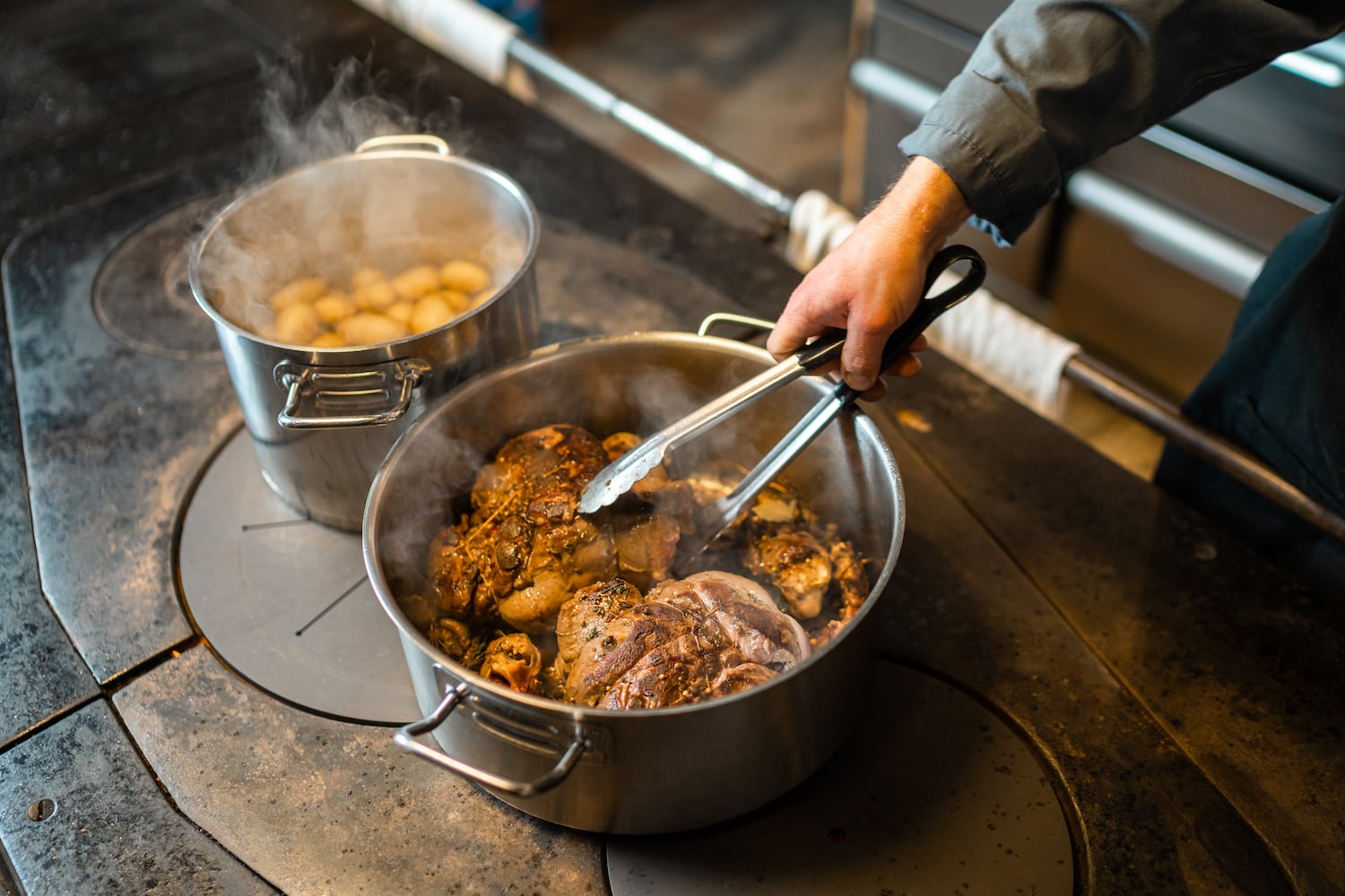 Kochen auf dem historischen Ofen macht viel vom Flair des Gutshaus Ehmkendorf aus. Foto: TMV/Gross