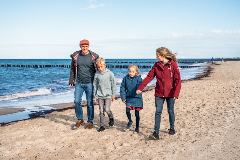 Familie am Strand Kühlungsborn mit Ostsee_01 -c-TMV-Tiemann