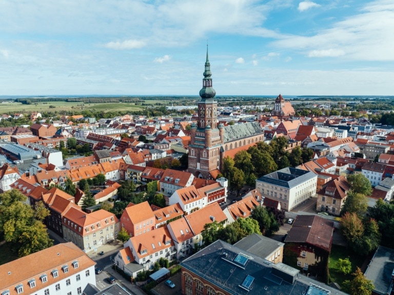 Blick auf Greifswald mit seinen verwinkelten Gässchen in der Altstadt. Foto: TMV/Gänsicke