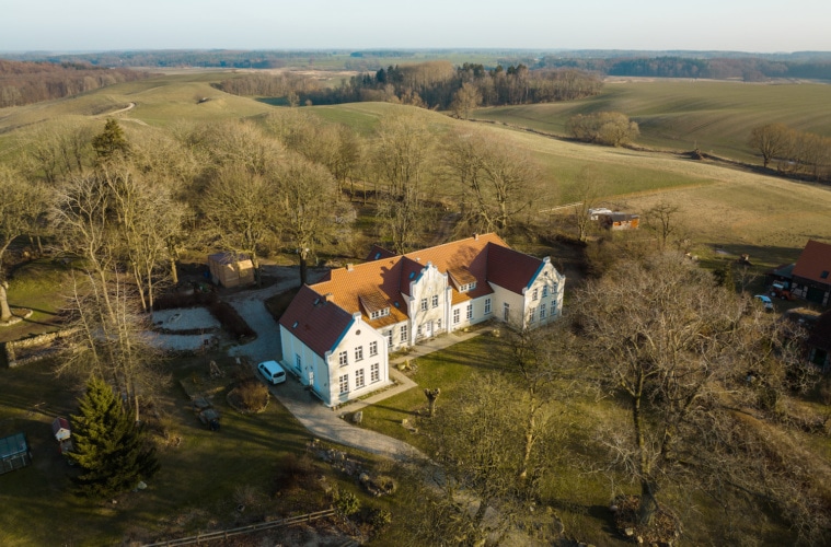 Wie wundervoll friedlich das Gutshaus Ehmkendorf liegt. Foto: TMV/Gross