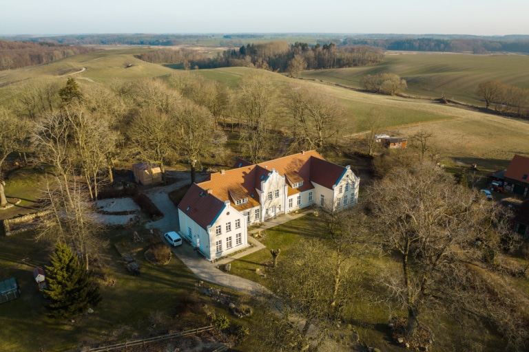 Wie wundervoll friedlich das Gutshaus Ehmkendorf liegt. Foto: TMV/Gross