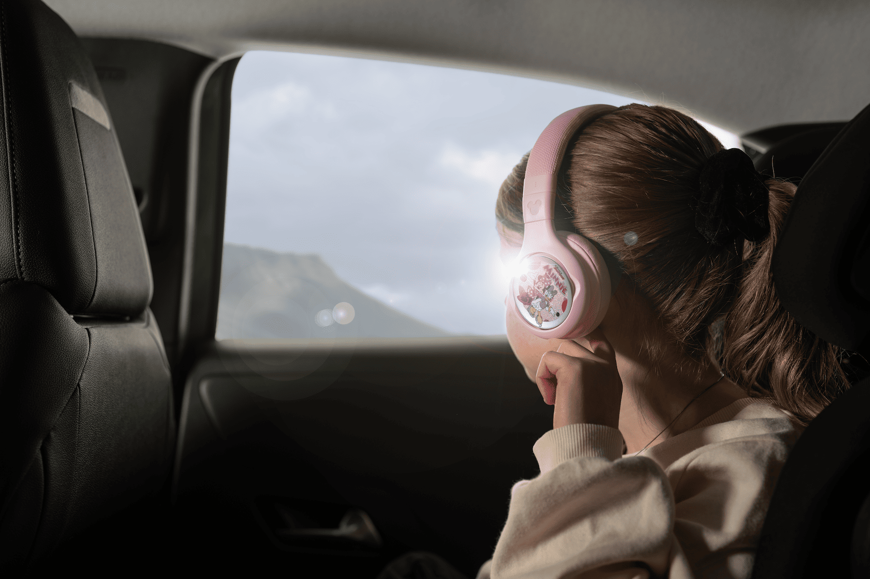 Kind auf Reisen mit Kopfhörern von StoryPhones