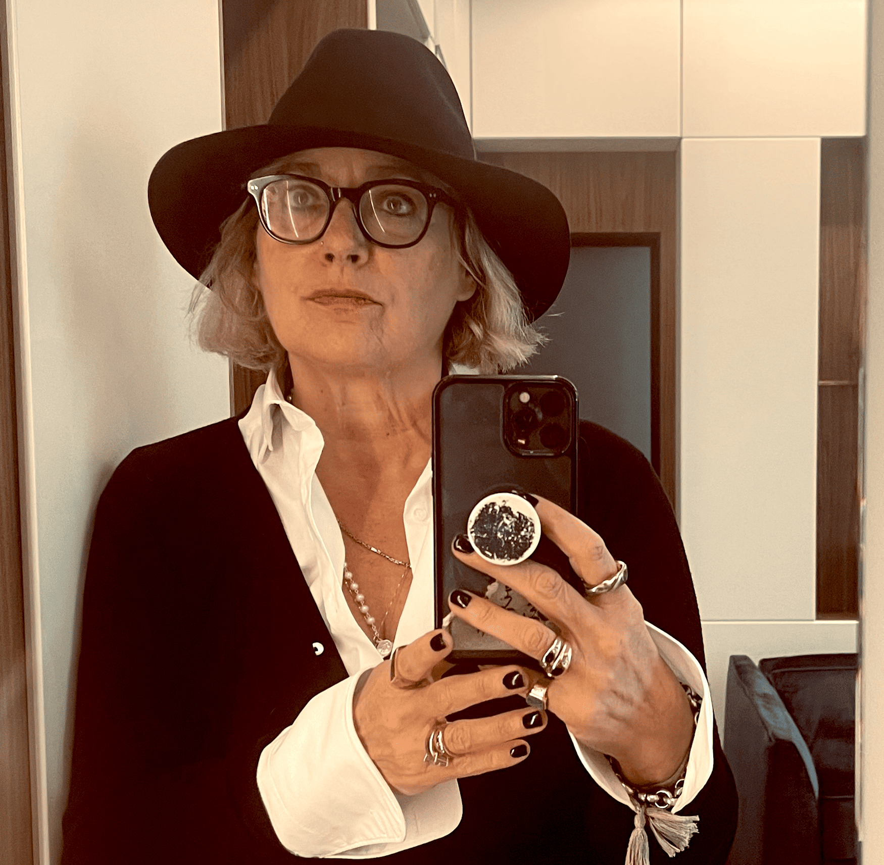 Autorin Simone Sever mit Hut von Borsalino