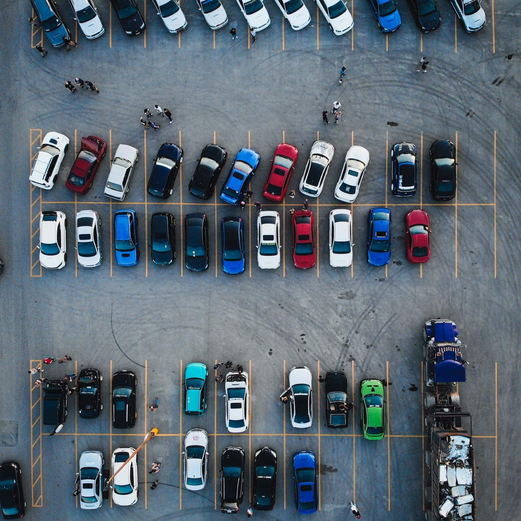 Parkplatz aus Drohneperspektive 