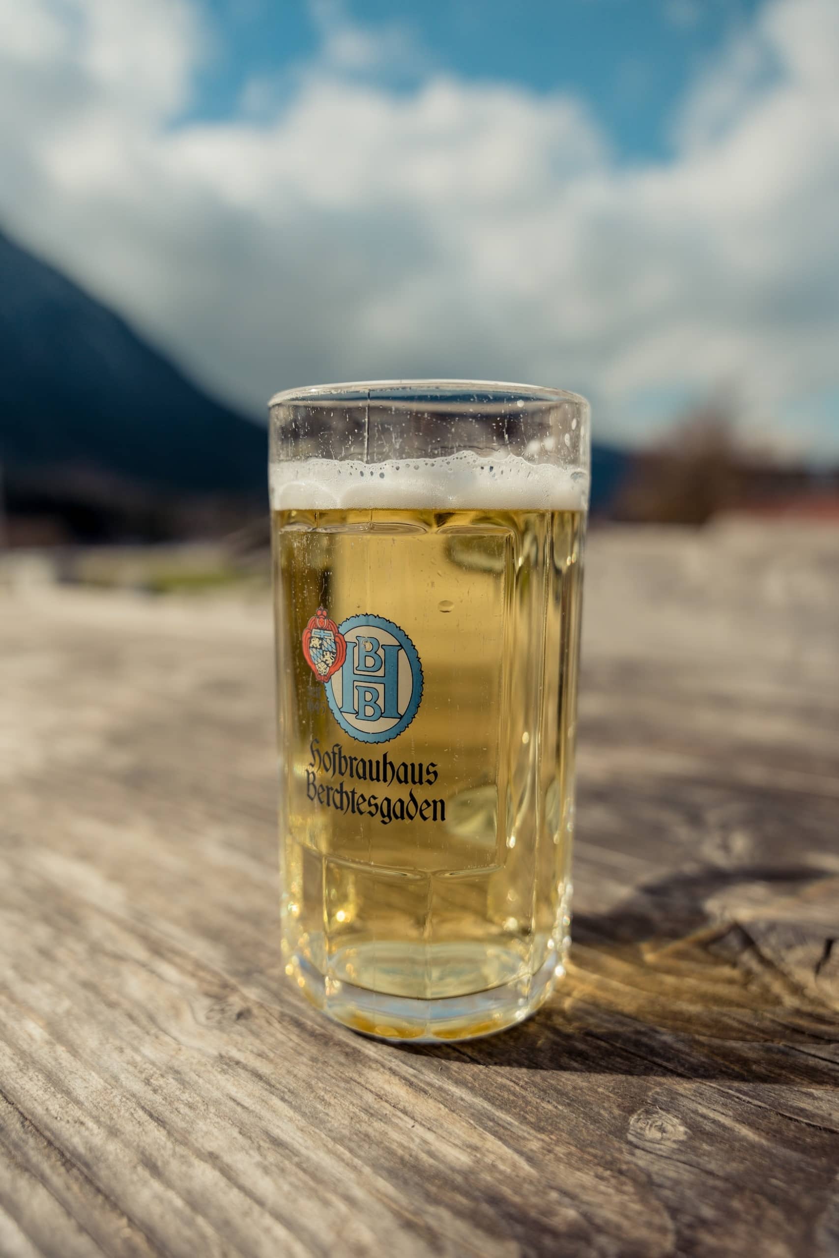 Hüttenwanderung in den Alpen: ein Radler Trinken in den Bergen