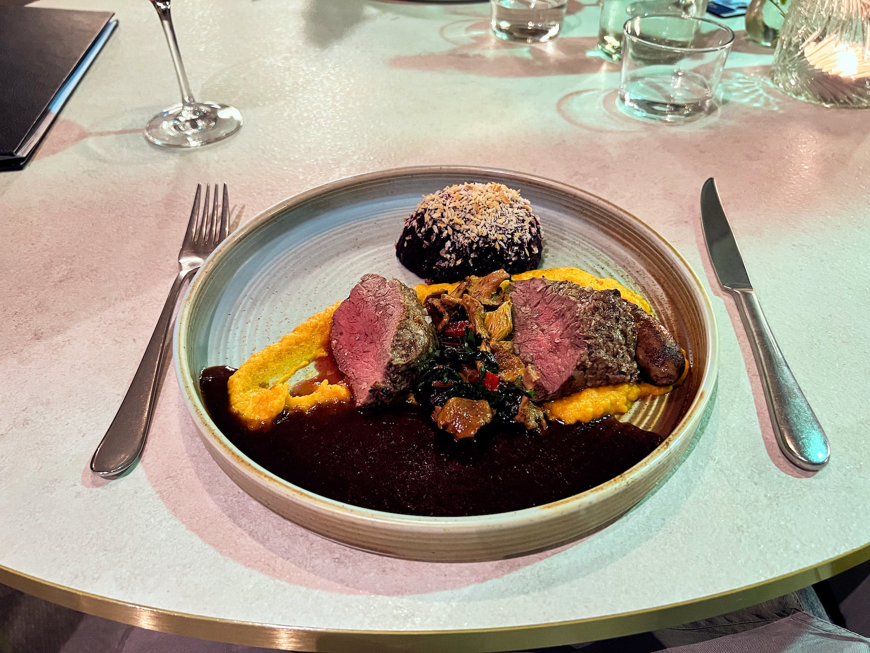 Steak auf einem Teller im Restaurant in Västervik
