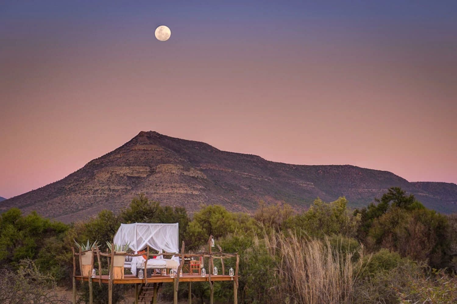 Samara Star Bed in Südafrika, im Hintergrund ein Berg 