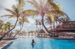 Frau im Pool eines Sunlife Resorts auf Mauritius