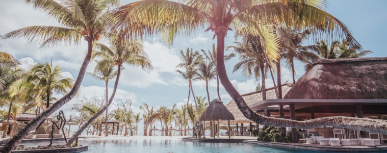 Frau im Pool eines Sunlife Resorts auf Mauritius
