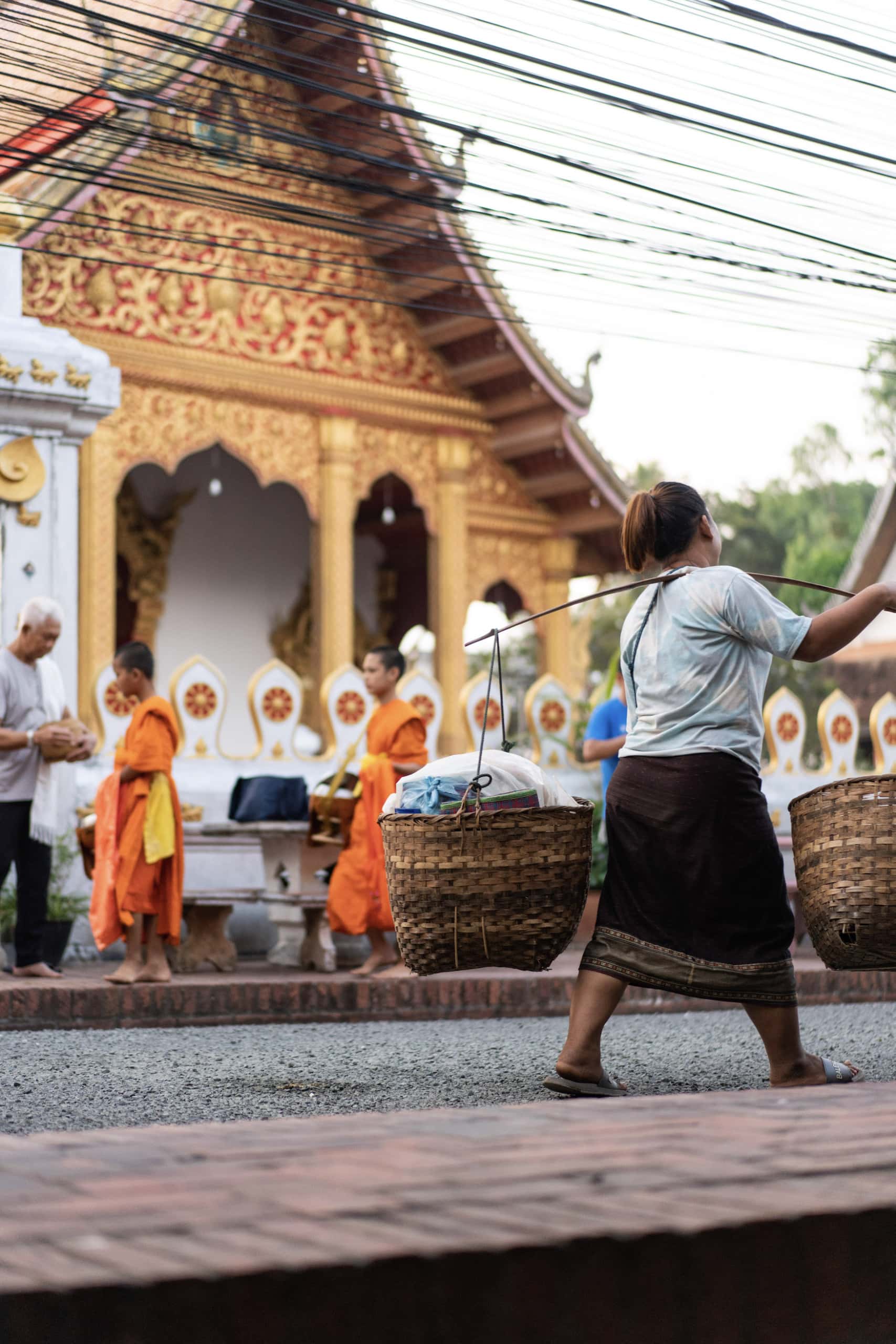 Frau vor Tempel in Laos