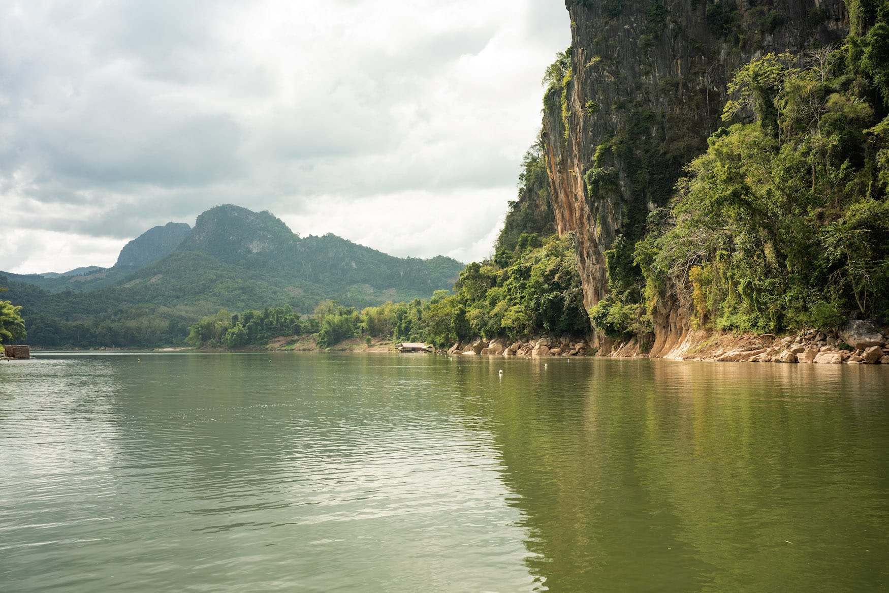 am Ufer des Mekong auf einer Flusskreuzfahrt in Laos