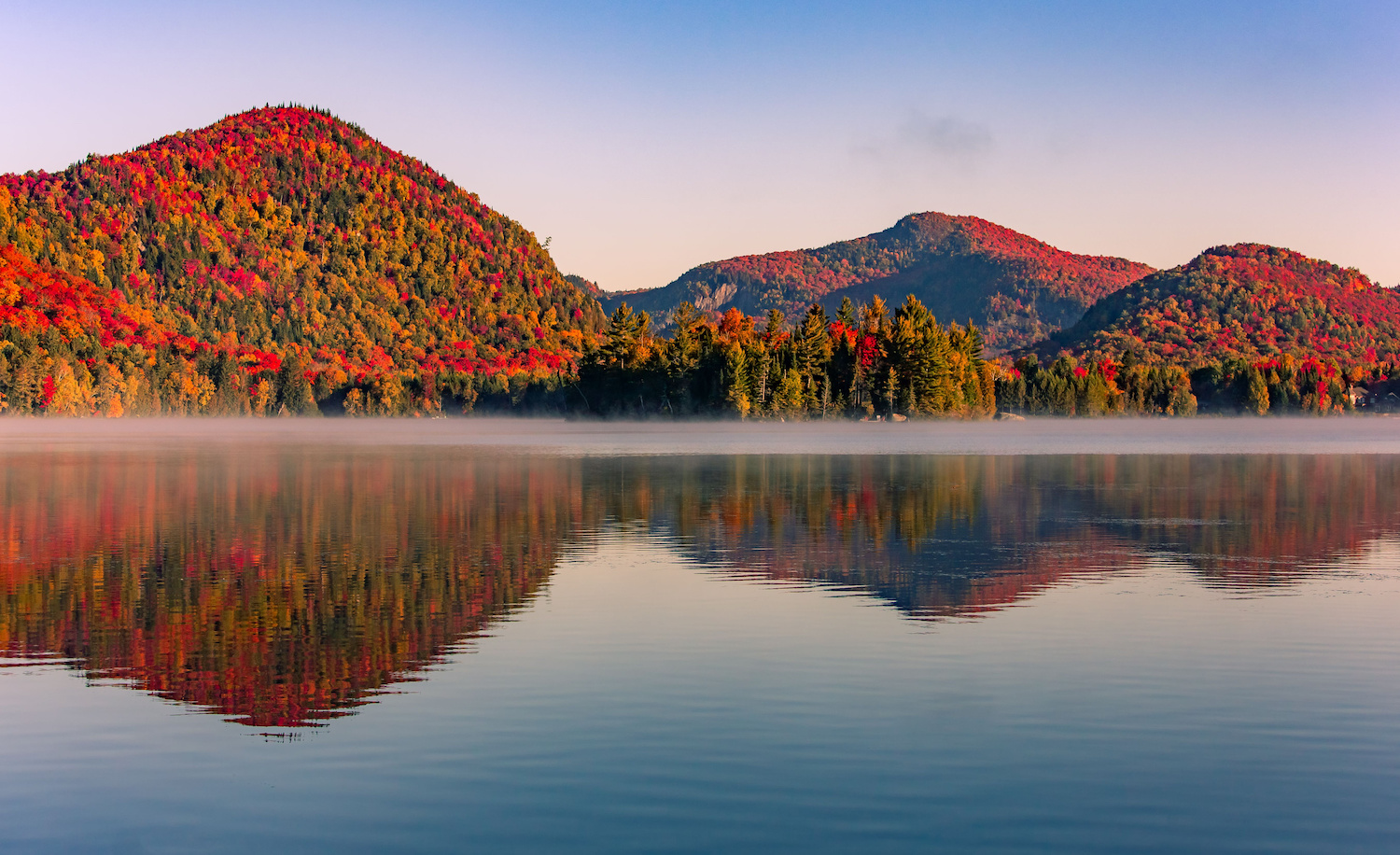 Rotgefärbte Berge im Herbst in Quebec