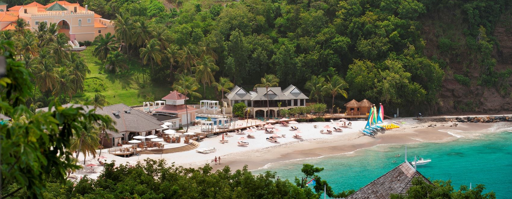 Blick auf BodyHoliday Hotel und Strand, St. Lucia 