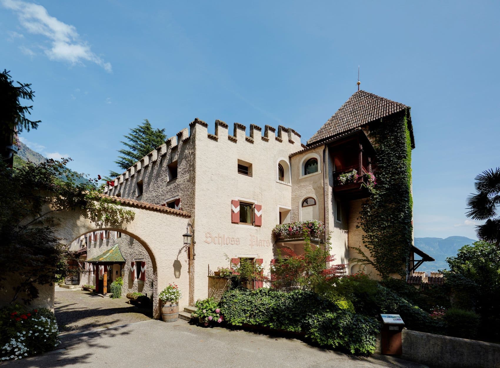 Fassade Hotel Schloss Plars in Algund 